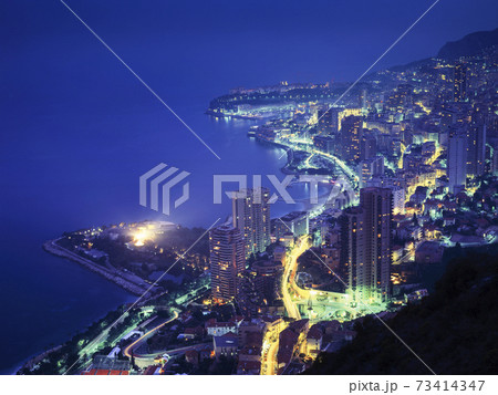 モナコ　モンテカルロの夜景と地中海 73414347