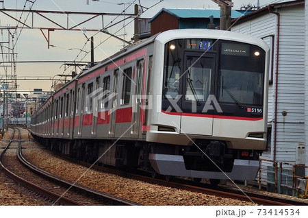 東急東横線、妙蓮寺・白楽駅間を走る各駅停車(5050系電車) 東急東横線、妙蓮寺・白楽駅間を走る各駅停車(5050系電車) 73414534