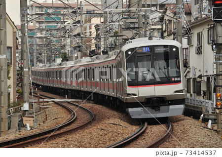 東急東横線、妙蓮寺・白楽駅間を走る各駅停車（5050系電車） 73414537