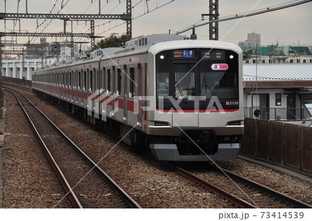 東急東横線、祐天寺駅に入線する各駅停車（5050系電車） 73414539