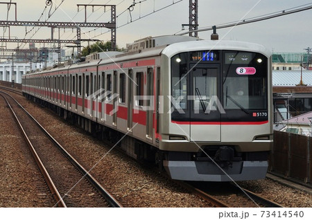 東急東横線、祐天寺駅に入線する各駅停車（5050系電車） 73414540