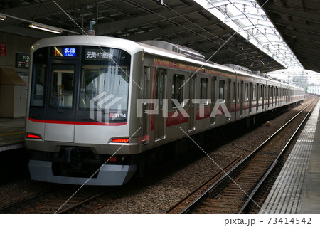 東急東横線、祐天寺駅を発車する各駅停車（5050系電車） 73414542
