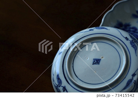 伊万里焼 アンティーク陶磁器.  絵皿を英国家具 ウォールナットテーブルに配置（ソフトフォーカス） 73415542