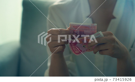 紙幣を数える女性の手 73415926