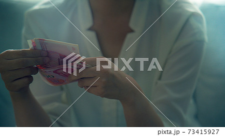 紙幣を数える女性の手 73415927