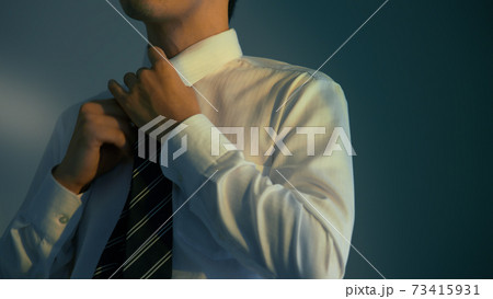 ネクタイを締める若い男性 ネクタイを締める若い男性 73415931