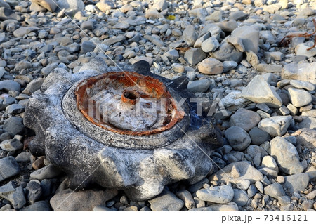 タイヤ 河原のゴミ タイヤ 河原のゴミ 73416121