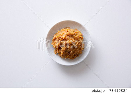 小皿に入れた味噌、白バック 小皿に入れた味噌、白バック 73416324