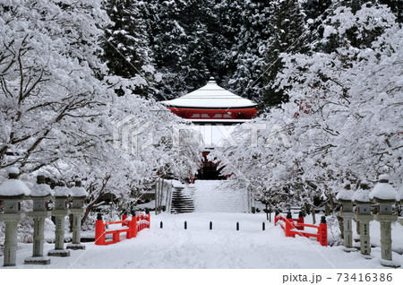 高野山　奥の院　冬の英霊殿　 73416386