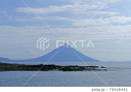 釜蓋神社から見る開聞岳　鹿児島県 73416441
