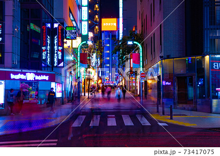 新宿モア5番街の夜景 ネオン街の混雑模様 夜景イメージ の写真素材