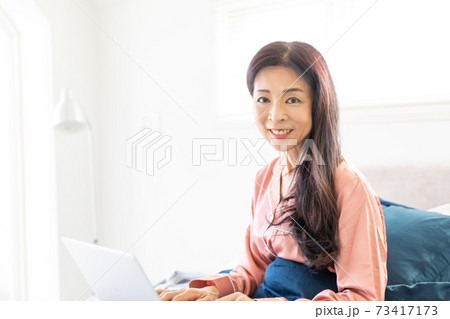 ベッドでパソコンをする女性 73417173