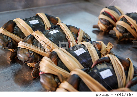 Big raw sea crab sell in fishery market Big raw sea crab sell in fishery market 73417367