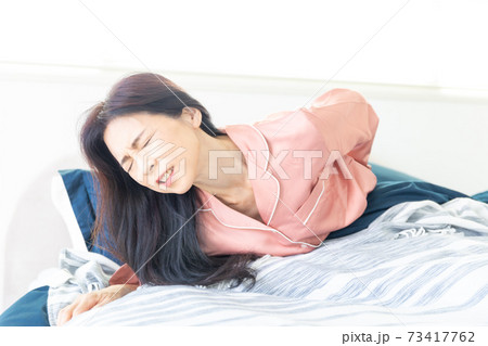 痛がる女性 痛がる女性 73417762