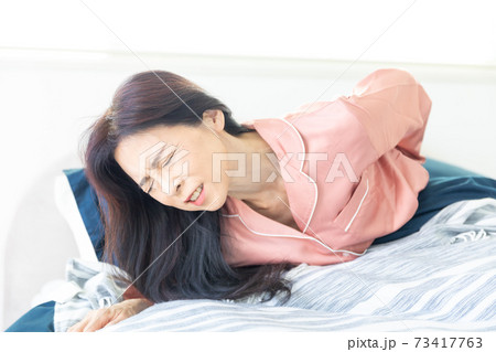 痛がる女性 73417763