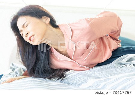 痛がる女性 痛がる女性 73417767
