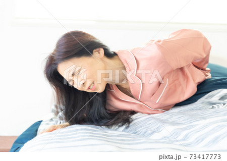 痛がる女性 痛がる女性 73417773