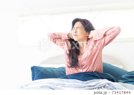 痛がる女性 痛がる女性 73417844