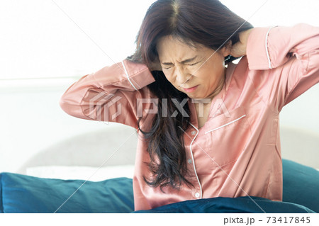 痛がる女性 痛がる女性 73417845