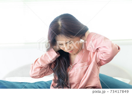 痛がる女性 73417849