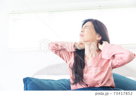 痛がる女性 痛がる女性 73417852