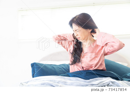 痛がる女性 痛がる女性 73417854