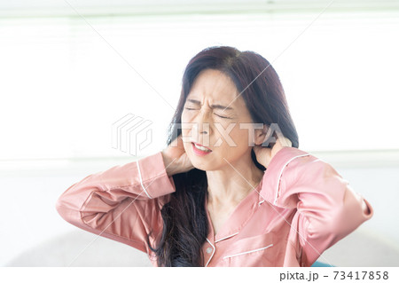 痛がる女性 痛がる女性 73417858
