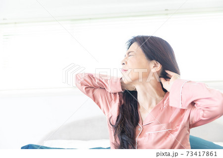 痛がる女性 痛がる女性 73417861