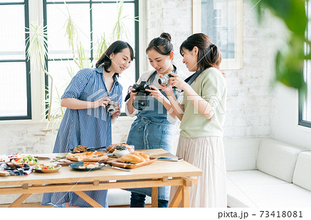 おうち女子会 カメラ女子の写真素材