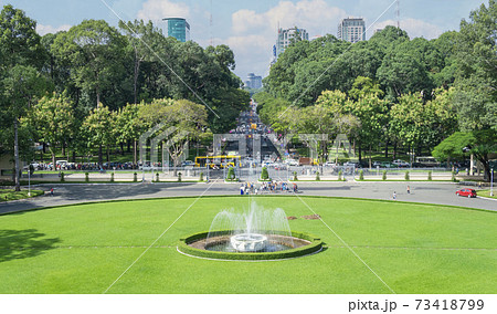 ベトナム・ホーチミン 統一会堂（旧大統領官邸）の庭と噴水 73418799