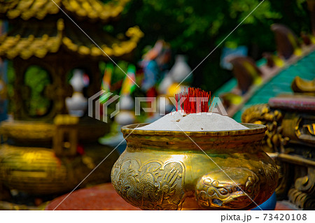 スイティエン公園の仏壇　お線香の煙【ベトナムイメージ】 73420108
