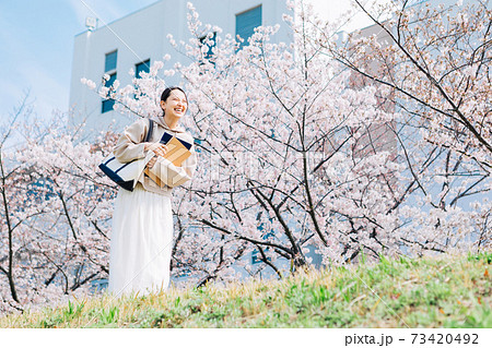 桜と笑顔の大学生 桜と笑顔の大学生 73420492