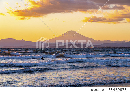 【神奈川県】江ノ島　片瀬西浜からの夕暮れに染まる富士山 73420873