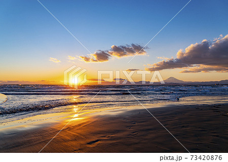 【神奈川県】江ノ島　片瀬西浜からの美しい夕景と富士山 73420876