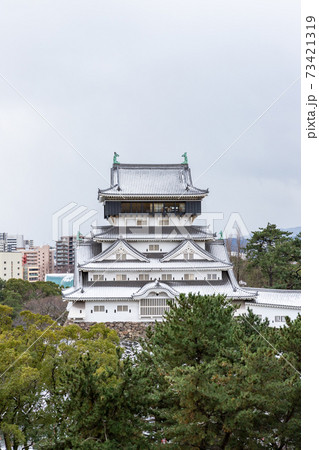 雪の小倉城 73421319