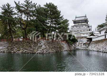 雪の小倉城 73421326