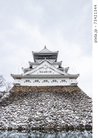 雪の小倉城 73421344
