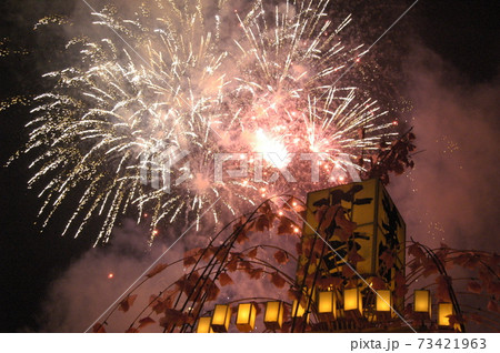 山車と花火 73421963