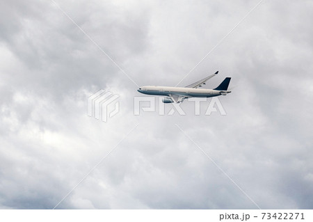 滑空する旅客機 滑空する旅客機 73422271