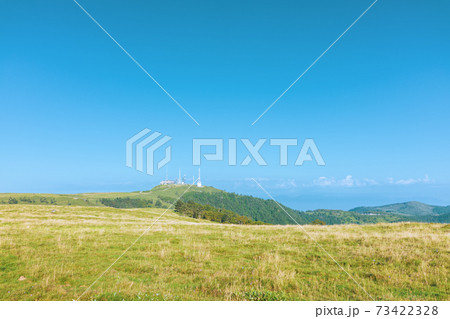夏の美ヶ原高原【美ヶ原牧場と電波塔】 73422328
