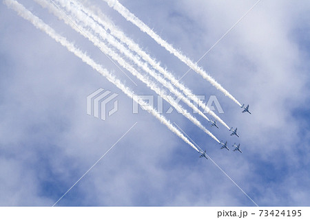 ブルーインパルス 航空自衛隊 戦闘機 飛行機 入間基地の写真素材