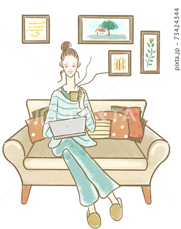 家でソファーに座りパソコンで仕事をしながら暖かい飲み物を飲むオシャレな女性のイラストのイラスト素材