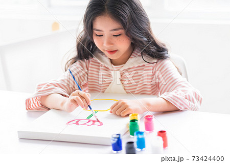 Kid drawing Kid drawing 73424400