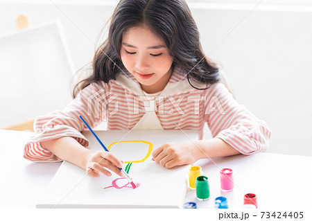 Kid drawing Kid drawing 73424405