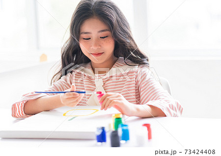 Kid drawing Kid drawing 73424408