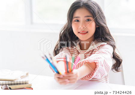 Kid studying 73424426