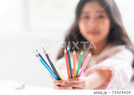 Kid studying 73424429