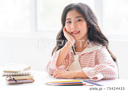 Kid studying 73424433