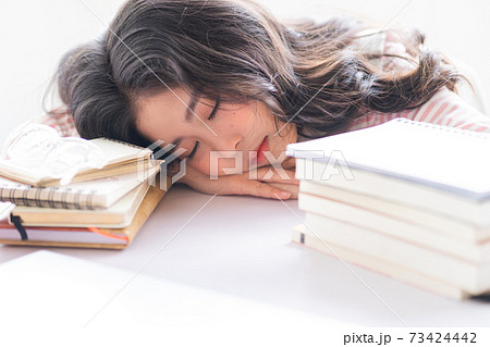 Kid studying 73424442