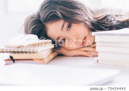 Kid studying 73424443